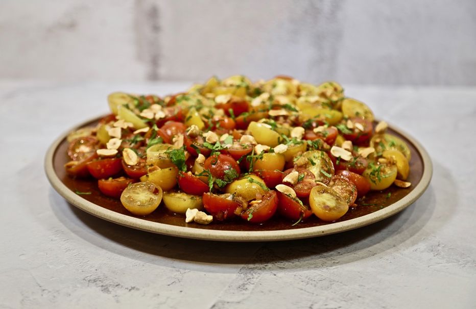 Tomato and peanut salad