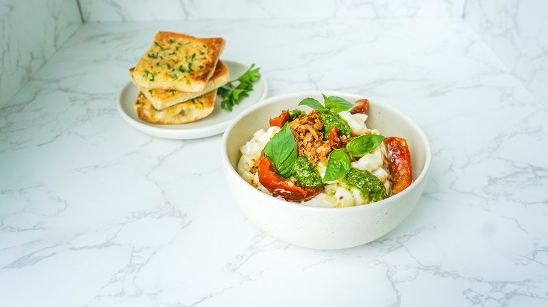 Mac and cheese with smoked tomatoes