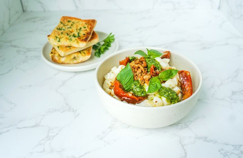 Mac and cheese with smoked tomatoes