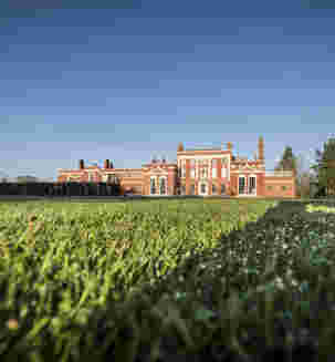 hinxton-hall-conference-centre-hall-across-lawn.jpg